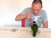 「や、やられた……グフッ！」インコの見事な死んだふりに飼い主さん大喜び