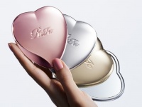 ハート型に胸がときめく！　ReFa、持ち運びに便利な“お直しヘアメイクミラー”新発売