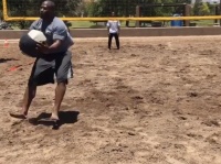 世界一きついバレーボールかよ！NFL界の荒くれ男のトレーニングがハードすぎる