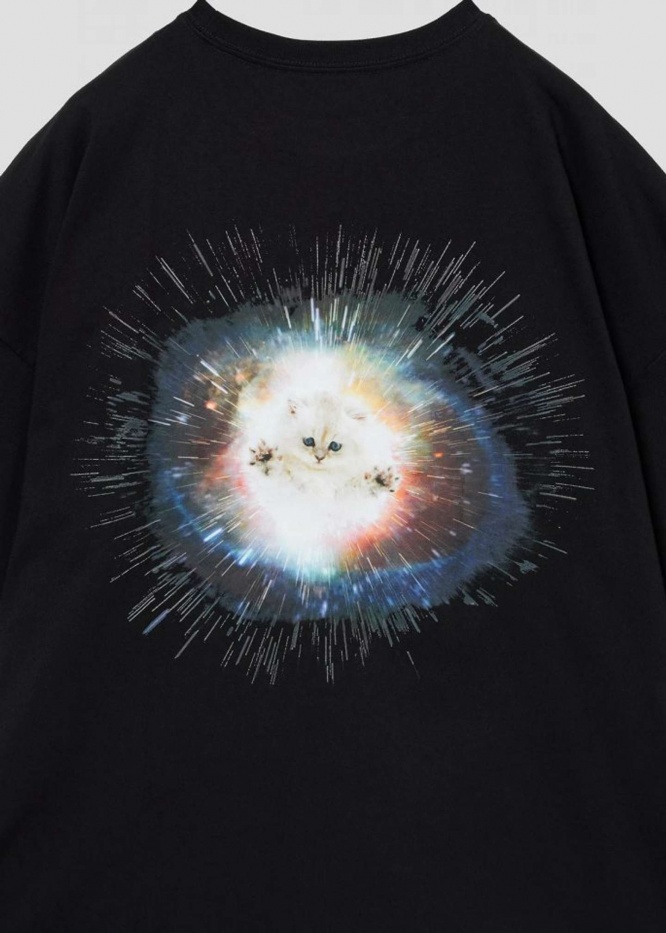 「宇宙の深淵で星の終わりを告げる『超新星爆発』と共に登場。