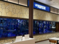 水族館？いいえ、フードコートです　巨大水槽に深海ガニ...「さすが沼津」なショッピングモールに反響