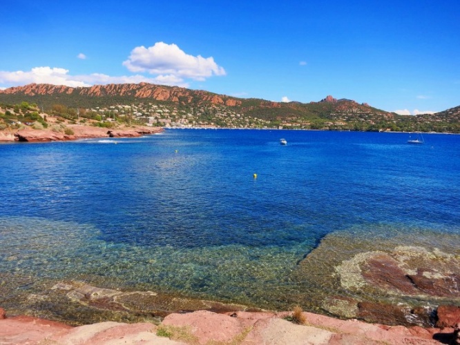 赤い岩山と紺碧の海 南フランスの黄金海岸で絶景ハイキングを楽しもう デイリーニュースオンライン