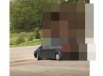 積みすぎだって…！　パレットを積みすぎて後輪が潰れそうな車。