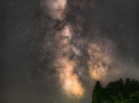 「田舎の夜景は空にある」　岐阜の棚田の上に広がる、満天の星が圧倒的に美しい