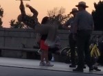 ウケる要素って万国共通？　お爺ちゃんに扮した男性が街中でバク転を披露する動画