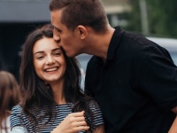 男性が「おでこやほっぺ」にキスする理由
