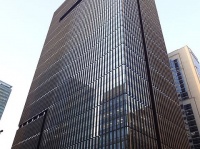 みずほ銀行本店（大手町タワー）　Gungun01さん撮影、Wikimedia Commons