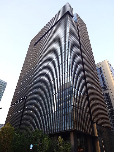 みずほ銀行本店（大手町タワー）　Gungun01さん撮影、Wikimedia Commons