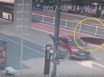 【中国】危機一髪！　バスが通過した直後に道路が陥没…