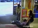 弱すぎ！？　女性店員に引きずり回されて捕獲された万引き犯