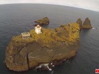 ゾンビから逃れるのに最適な場所かも？アイスランドの絶海に浮かぶ孤島の灯台