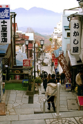 伊香保温泉　石段街（gunmernohitoさん撮影, flickrより）