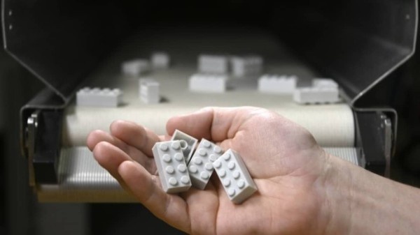 使用済みペットボトルからレゴブロックを試作