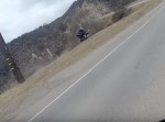 ガードレールの大切さが分かる動画。バランスを崩したバイクが崖に…