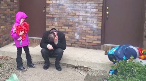 初めて色のついた子供たちを見た瞬間、父親は感動のあまりむせび泣く。色覚障碍矯正メガネで得た色のついた世界。