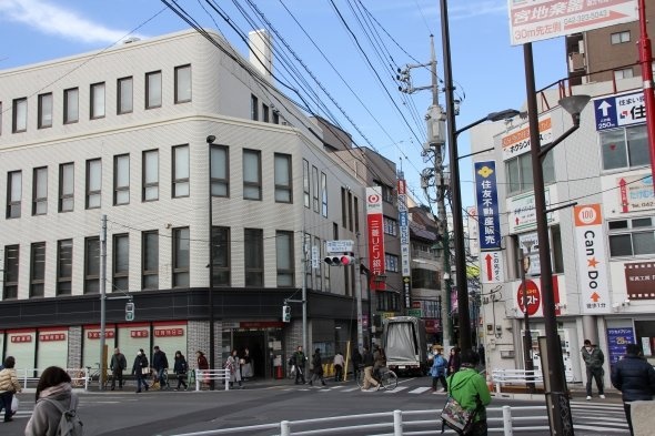 写真右手付近に国分寺支店があった。東芝社員の給与は毎月この国分寺支店もしくは写真左手の三菱銀行（現UFJ銀行）から運ばれており、事前に偵察されていたのではと推測されている