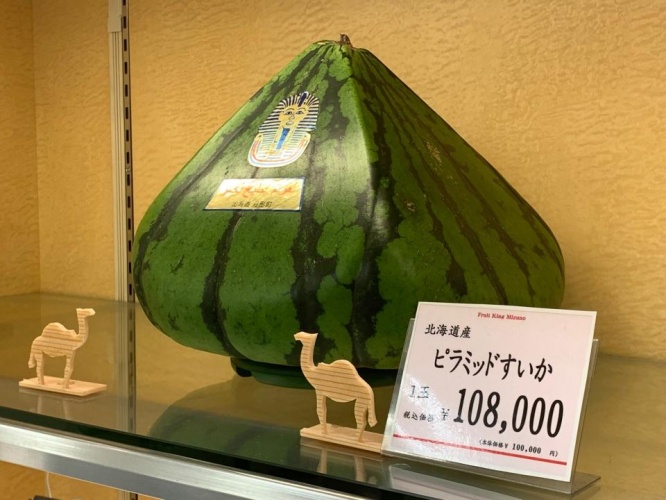 別アングルから見てもインパクト抜群だ（写真はそごう神戸店提供）