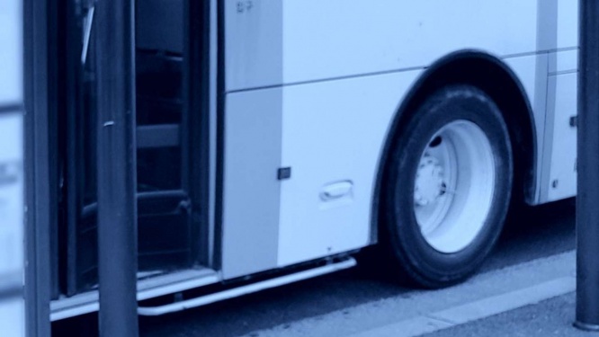 バスがやってきたけれど...(画像はイメージ)