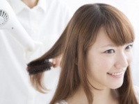 前髪切るのは「セルフ」or「サロン」？　○○％の女子が「サロン」と回答！