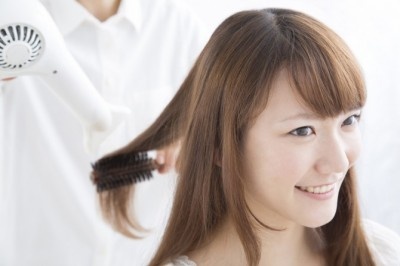 前髪切るのは「セルフ」or「サロン」？　○○％の女子が「サロン」と回答！