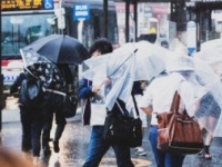 自覚してない人が多い！　つい、やりがちな傘にまつわるマナー違反3選
