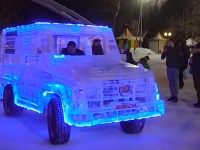 オンリーロシア？いや、北海道ならいけるのか？氷のボディで作られたメルセデスベンツGクラス。しかも走る！