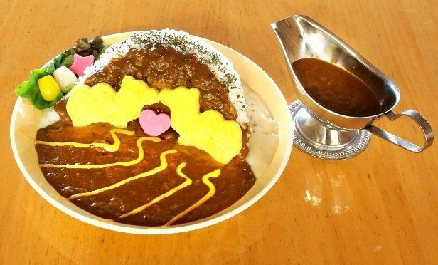 大盛りの「鳥取大大砂丘カレー」には「オアシス」をイメージしたカレールー付き　写真提供／サンドヒルズ商事