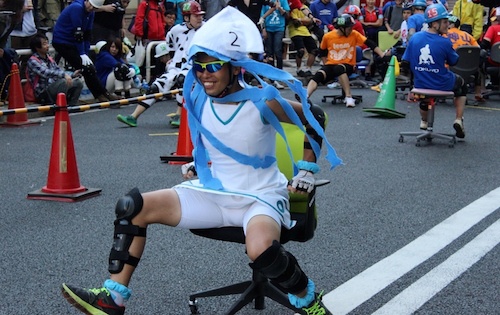 キャスター付きイスで激走「いす-1グランプリ」
