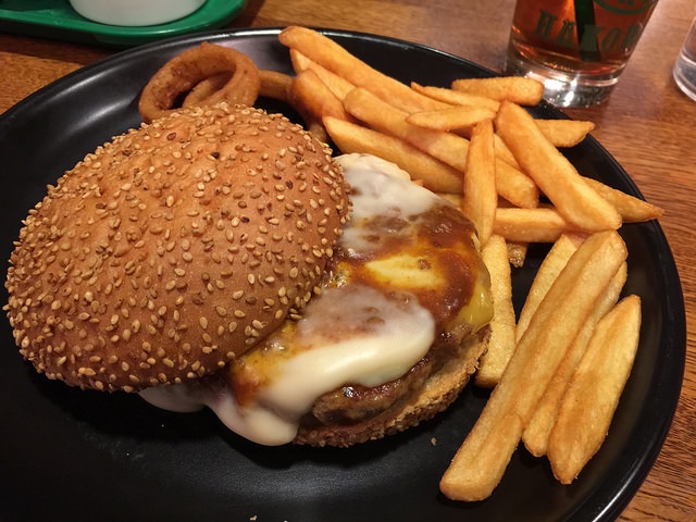 「ラッキーピエロ」函館スノーバーガー（bryan...さん撮影、Flickrより）