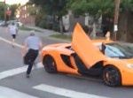 クラクションにブチ切れた少年、2,600万円の高級車を壊して逃走！