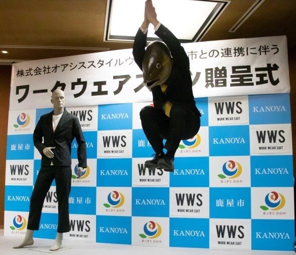 贈呈式で得意のジャンプを見せ、喜びを表現するカンパチロウ