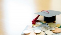 奨学金を借りている大学生の6割が返済に不安を感じていると回答「不景気になるかも」