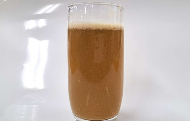 水に溶かした「飲むぬれ煎餅プロテイン」