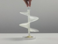 美しく繊細な螺旋状の羽からボールが転がり60秒をカウントしてくれる。3Dプリンターで作られたキネティック時計が販売開始