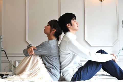 背中合わせの男女