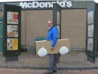 マックのドライブスルー再開、自作段ボール車で並んでみた。注文NGだったが笑いはとれた（イギリス）