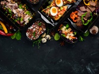 高級料理店で余った食品を廃棄せず、アプリで安く注文できるサービスを開始