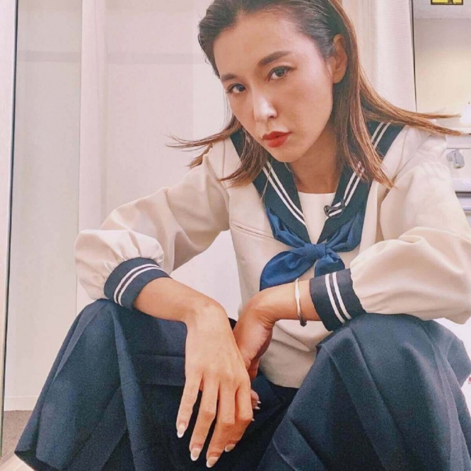 鈴木紗里奈 セーラ服でのヤンキー座りが大不評 相変わらず下品 1ページ目 デイリーニュースオンライン