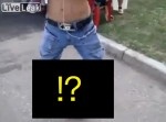 リアルゴム人間か！？　足の曲がり方が異常すぎる男の子を発見