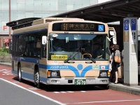 横浜駅西口に停車中の横浜市営バス。写真はイメージです（編集部撮影）