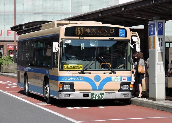 横浜駅西口に停車中の横浜市営バス。写真はイメージです（編集部撮影）