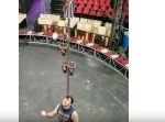 スゴ技！　額に乗せたゴールに球をジャグリングしながら次々に入れていく。