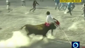 【衝撃】暴れる猛牛が広場や街で暴れまくる「ペルーの牛追い祭り」が超危険！