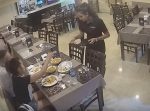 悪質すぎる…！　料理に自ら毛を混入させてクレームをでっち上げる。