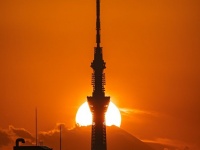 2つの「日本一」と、重なる夕日　ダイヤモンド富士×スカイツリーが最高にカッコイイ