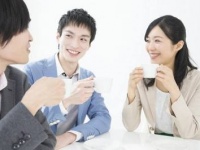 イイ男だわ～！　社内恋愛するなら、相手は「先輩」or「後輩」？