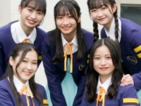 前列：すずきゆい、さかもとりるは、後列：いまもりまなか、たかやあんな、ちばひなの
