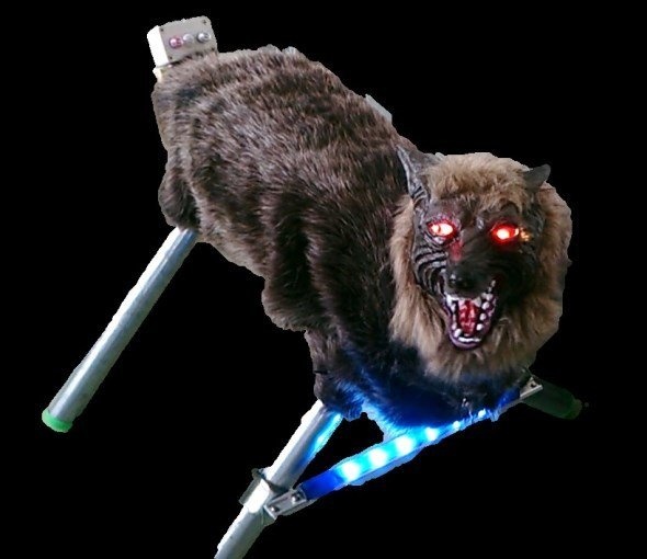 「スーパーモンスターウルフ」脚元の青いLED光線はイノシシが嫌うという（画像提供：太田精器）