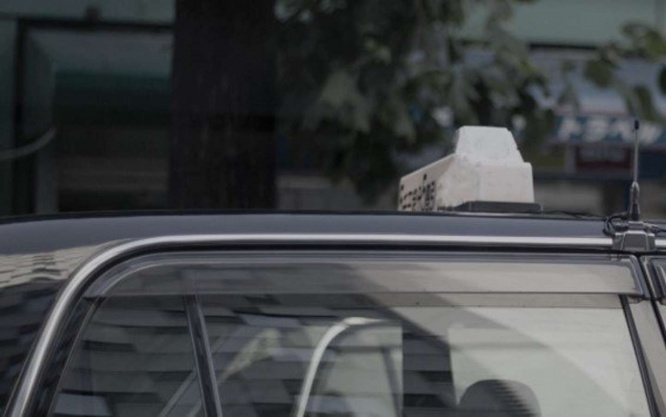 タクシーに乗って病院へ（画像はイメージ）