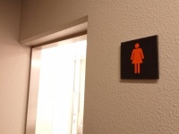 3歳娘を連れて行ったトイレは順番待ち。限界近づき泣きそうな娘に、前に並ぶ女性たちが...（香川県・40代女性）